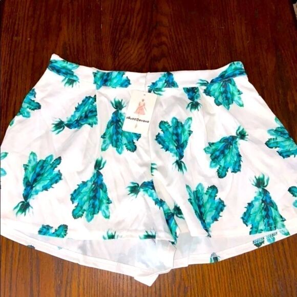 Woman’s NWT dressy shorts  - Picture 1 of 4